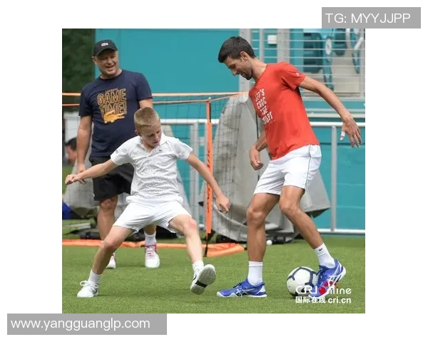 足球明星亲自赠送球鞋给球迷传递温暖与激情的感人瞬间