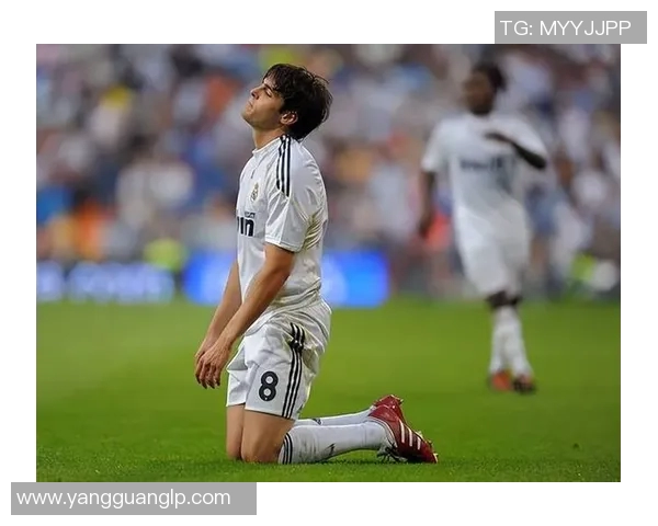 足球明星卡卡在比赛间隙打盹的搞笑瞬间大揭秘